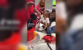 Малыш познакомился с тортом слишком близко