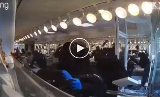 Gang of robbers quickly cleans out jewelry store