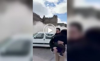 В Испании рухнула популярная башня средневекового замка на глазах у туристов