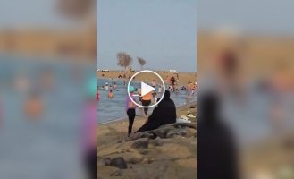 Мужчина издалека заметил тонущего мальчика и бросился ему на помощь