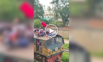 Поезд в Индии как аттракцион