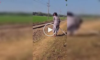 Як крадуть телефони у пасажирів поїздів у Пакистані