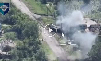 Военно-Морские силы точными cбросами боеприпасов уничтожили российский БТР и мотоциклы