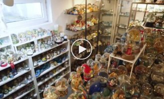 The largest collection of snow globes