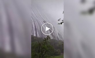 Невероятное зрелище: гора после мощного ливня превратилась в водопад