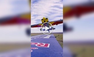 Впервые в мире: пилот садится на движущийся поезд и взлетает с него