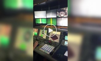 Девушка показала, как работает оператором батискафа