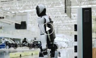 Робот сам себе меняет батарейки