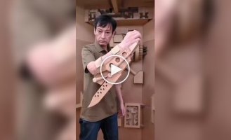 Мужчина создает невероятные вещи из картона с механическими деталями