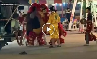 Тайские полицейские задержали преступника, спрятавшись в карнавальном костюме