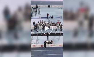 В Китае роботы устроили соревнование по перетягиванию каната