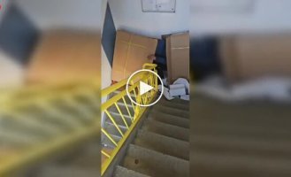 В Амстердаме женщина не могла выйти из дома — перед дверью выросла «баррикада» из вещей бездомного