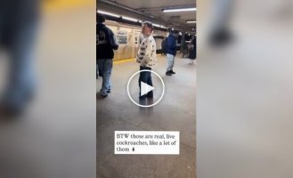 Чудак в странной куртке в метро