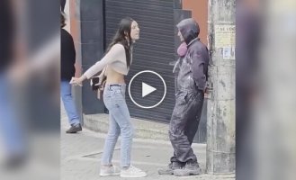 Emotions vs. patience: a funny scene on the street