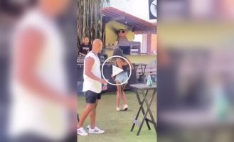 Девушка красиво танцует клубняк