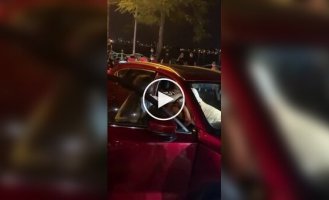 В Ханое женщина догнала машину мужа и устроила жесткую разборку с любовницей