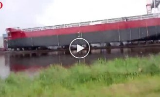 Школярів змило величезною хвилею під час спуску корабля на воду