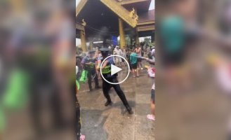 Полицейские приняли участие в фестивале водных брызг в Китае