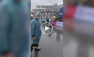 Судья забега мешал лидеру марафона финишировать