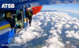 Парашют мужчины зацепился за оперение хвостовой части самолета