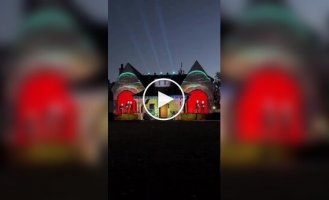 A man projected epic footage of Star Wars characters and ships onto his house