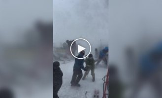 A snowstorm knocked tourists off their feet in Japan