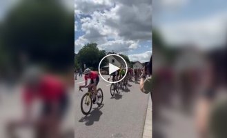 Женщина на скутере спровоцировала аварию на велогонке в Германии