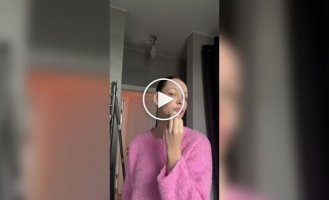 Вас обнаружили: кошка подсматривает за хозяйкой