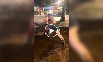 Неудачная попытка перенести девушку через воду закончилась падением