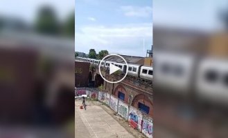 A courier came to the aid of passengers on a stuck train