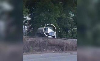 Ассенизаторскую машину эпично размазало поездом в США