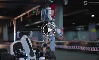 Робота научили водить карт
