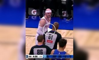 Баскетболист пытался заблокировать бросок кроссовкой