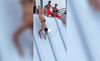 Как привлечь внимание мужчин в аквапарке