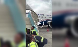 Loading a body-positive activist onto a plane