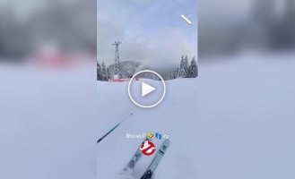 Сноуборд прокотився гірськолижним схилом без власника