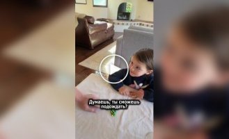 Съест ли девочка оставленные возле нее конфеты