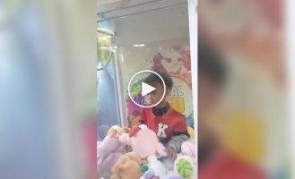 Little acrobat: a 4-year-old boy got stuck in a slot machine