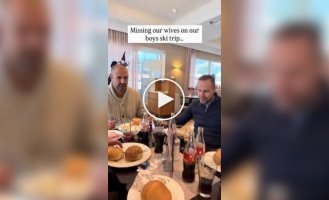 Чоловіки сумують без своїх дружин на відпочинку
