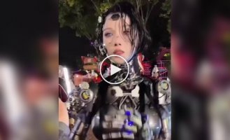 Она выглядит как настоящий андроид: необычный косплей удивляет прохожих