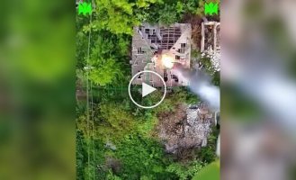 Украинский дрон сбрасывает термитный боеприпас оккупантам в укрытие