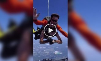 An American got a tattoo during a parachute jump