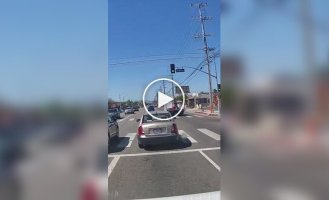 В США легкомоторный самолет упал на парковку магазина