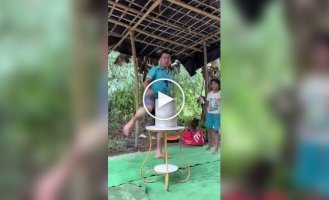 Отец каждый день учит трёх дочерей боевым искусствам