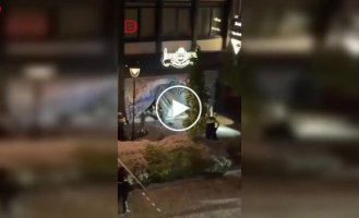 В Арнеме трое молодых амстердамцев врезались фургоном в ювелирный магазин — и сразу попались полиции