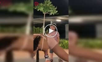 Самый внимательный зритель на детской площадке