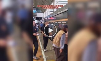 Why do passengers on a Chinese train wash themselves Windows in train cars before the trip