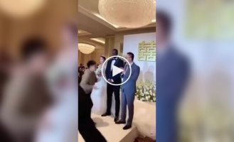 Во время свадьбы в Китае младший брат невесты облил жениха красной краской в знак протеста