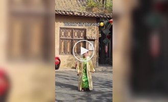 An actress from the Great Song Dynasty Park in Kaifeng became popular due to her unusual dance