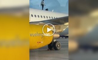 Неадекватный парень забрался на самолет в испанском аэропорту
